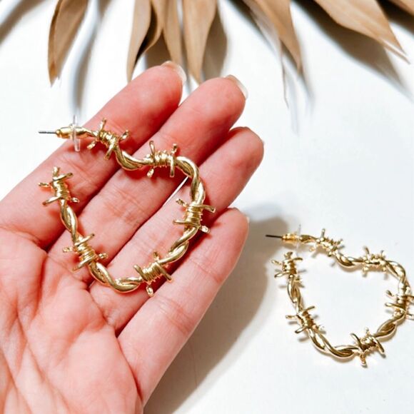 gold heart hoop earrings H151 - Picture 3 of 3